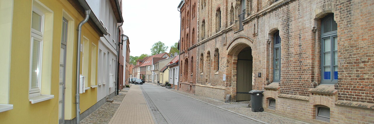 Ansicht der Kirchstraße in Grevesmühlen. Rechts befindet sich das Sozialtherapeutische Zentrum "Alter Speicher".